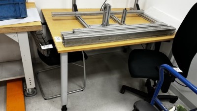 1 Arbeitstisch mit Besucherstuhl